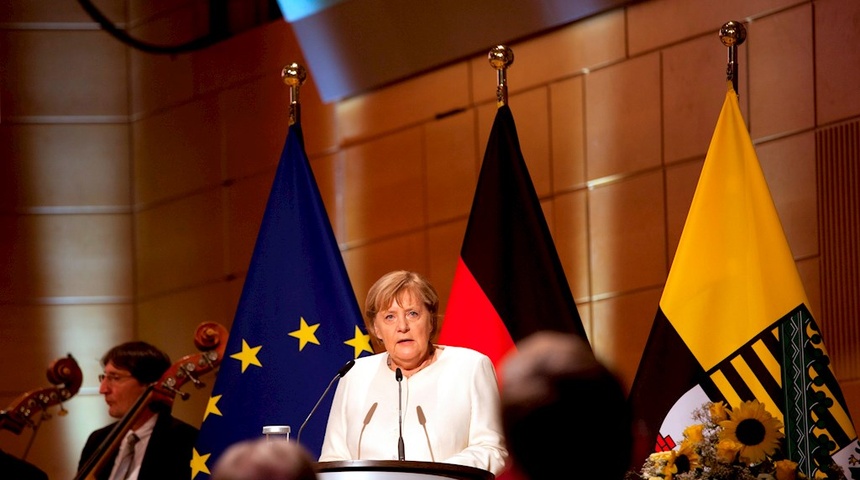 Merkel: la democracia es algo por lo que hay que trabajar cada día