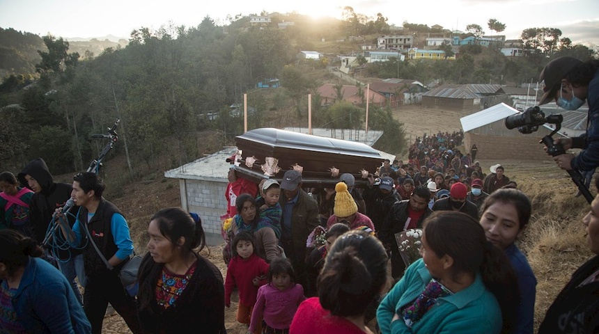 Las familias de guatemaltecos calcinados en México los inhuman siete semanas después