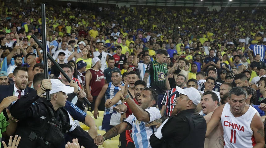 Prisión para una argentina detenida por insultos racistas durante el partido contra Brasil