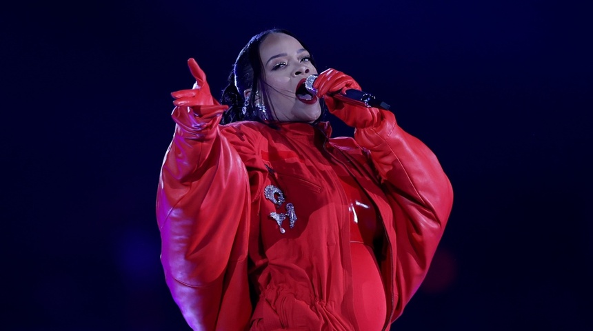 Rihanna revela su segundo embarazo en su regreso musical en el Super Bowl