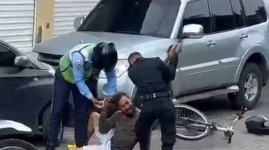 Brutalidad policial: Indignante video evidencia agresión contra joven ciclista golpeado con culata de AK