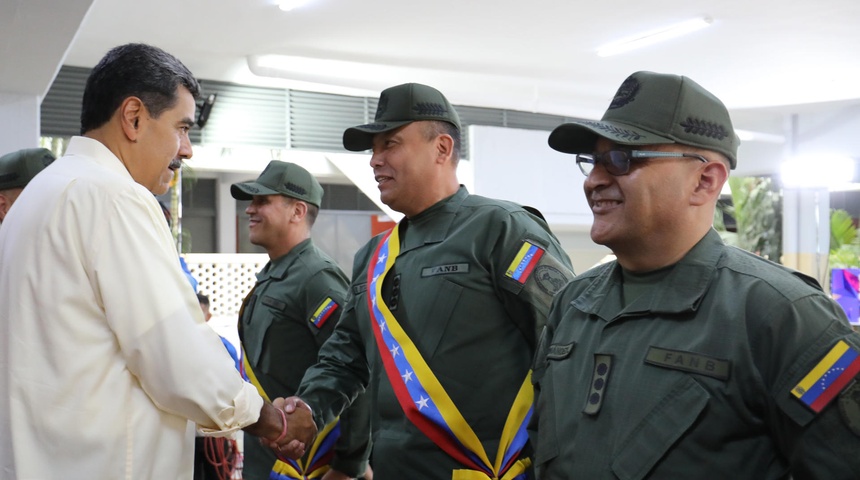 Nicolás Maduro condecora a los cuatro militares sancionados por Estados Unidos