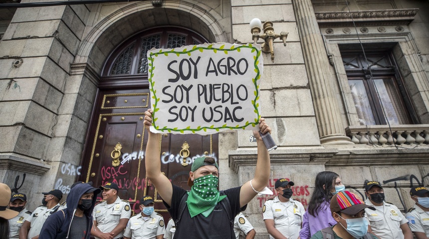 Universitarios y campesinos protestan contra el Gobierno en Guatemala