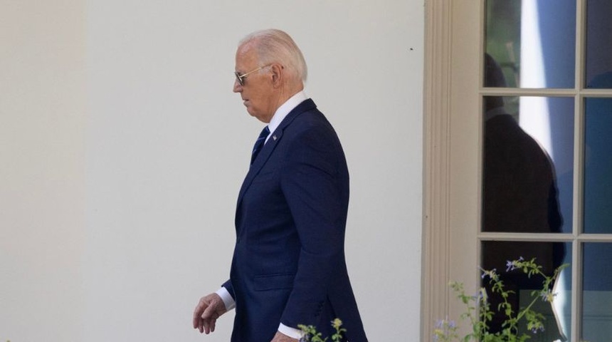 Crece la rebelión demócrata con trece congresistas que piden a Biden que "pase el testigo"