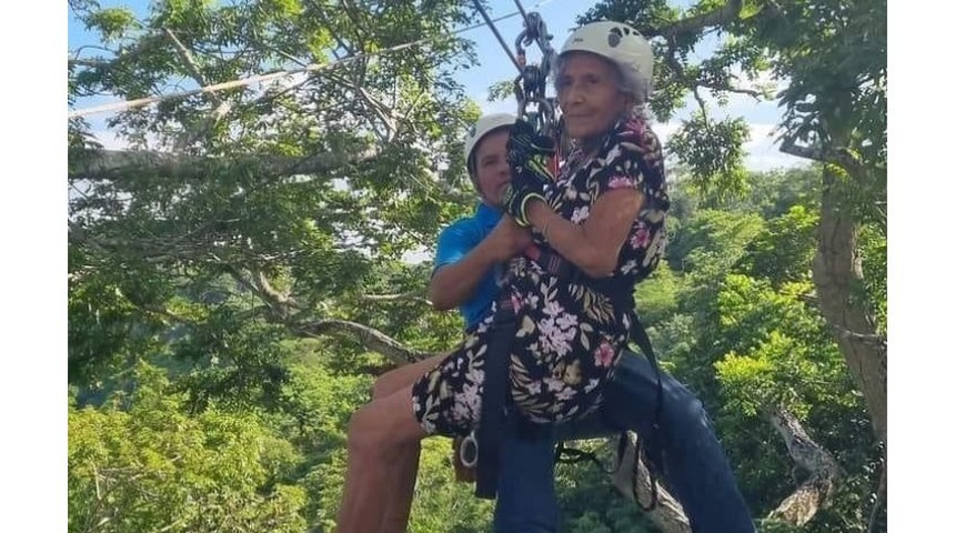 Abuelita chinandegana sorprende al lanzarse de un canopy en Catarina