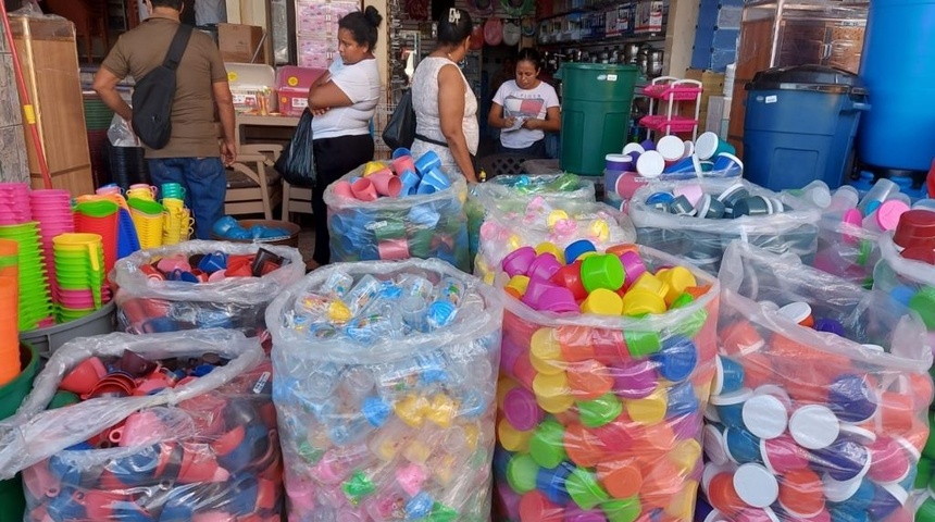 Comerciantes de envases plásticos reportan “ventas ralas” en días previos al inicio de la novena de La Purísima