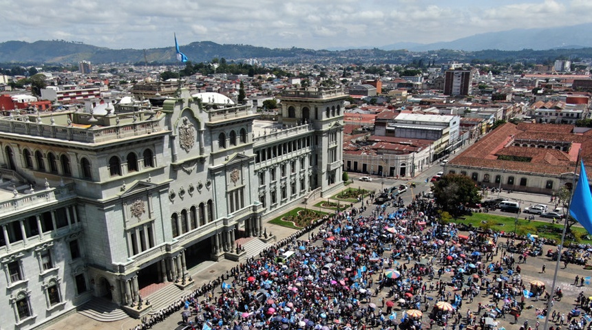 Miles de comerciantes de Guatemala exigen la renuncia de su fiscal general