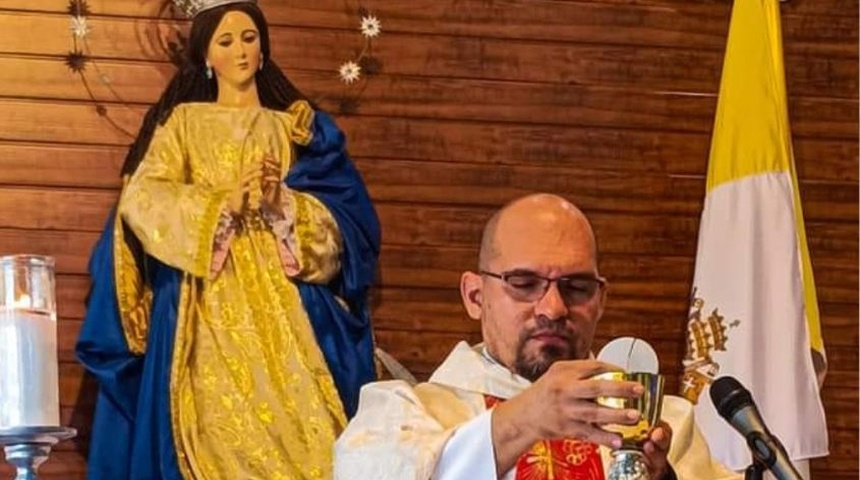 Sacerdote Douglas Guevara, de León, se exilia por asedio del régimen