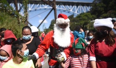 santa claus guatemala visita ninos pobres