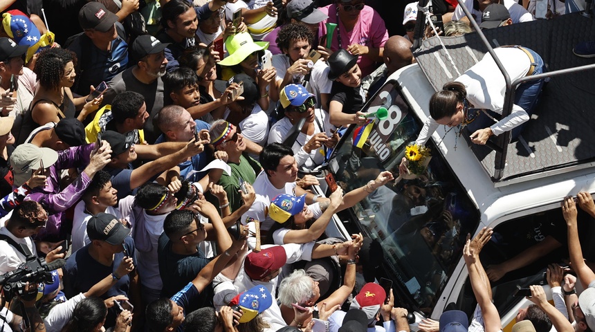 La Policía venezolana incauta el camión de la caravana de Machado, dice bloque opositor