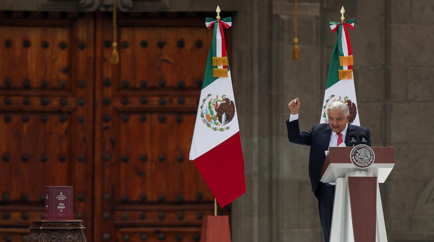 López Obrador reconoce como "pendiente" el caso Ayotzinapa pero defiende al Ejército