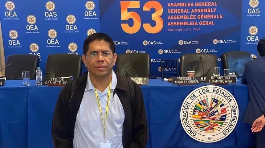 Miguel Mendoza dedica reconocimiento a periodistas perseguidos de Nicaragua