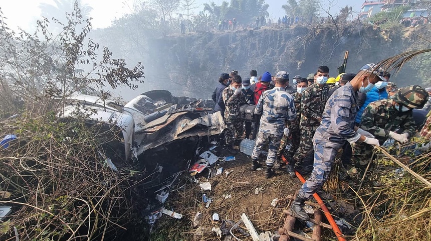 Hallan 68 cadáveres tras accidente aéreo con 72 pasajeros a bordo en Nepal