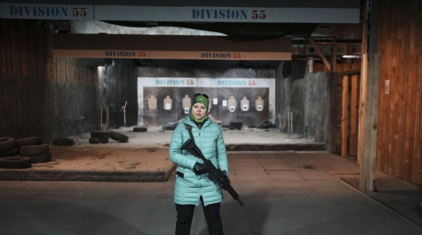 Ucranianas que cogen las armas por primera vez para defenderse