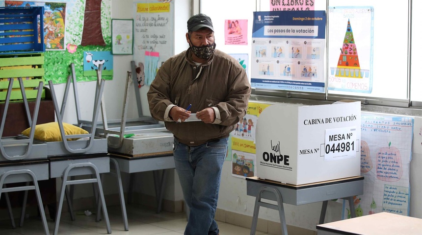 Desinterés por comicios peruanos deja las mesas electorales vacías