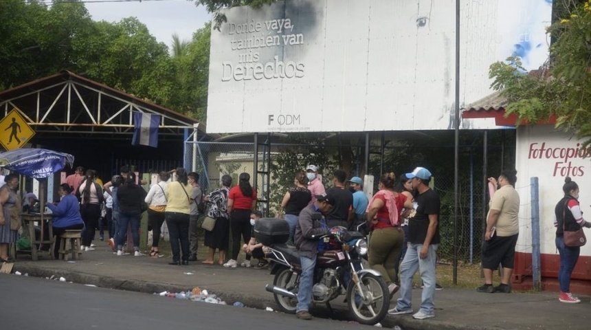 Jóvenes tramitan pasaporte para buscar una “oportunidad laboral” en otro país