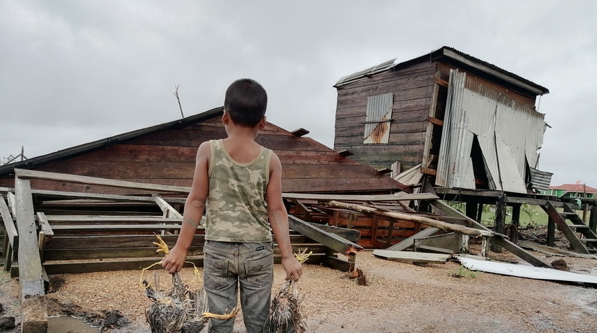 Casas destruidas, albergues sin comida y calles intransitables reportan pobladores en Bilwi, tras paso de huracán Eta