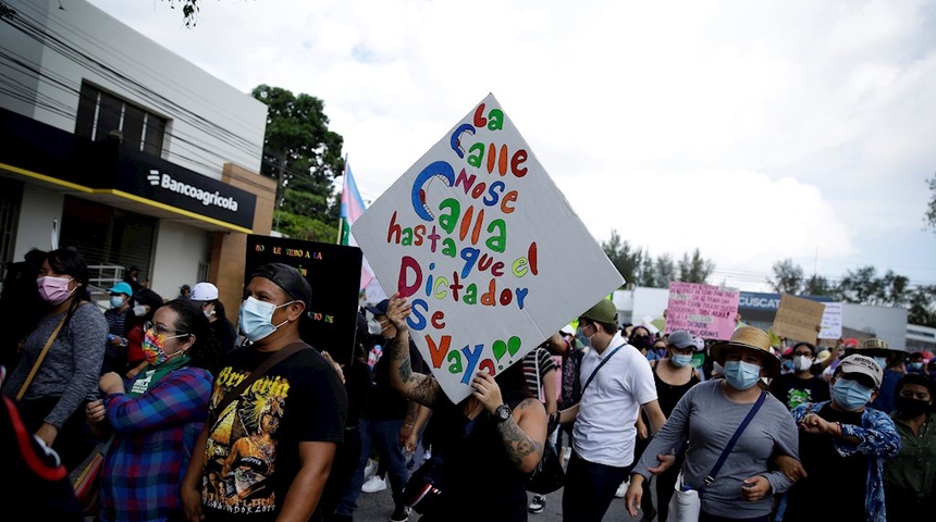 Salvadoreños protestan contra el Gobierno de Nayib Bukele