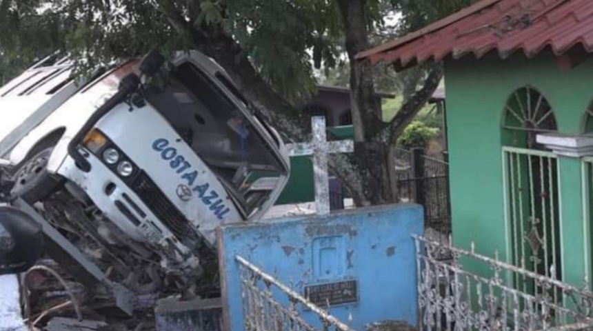 Integrantes de Costa Azul sobreviven de milagro al chocar con muro de cementerio en Matiguás, Matagalpa