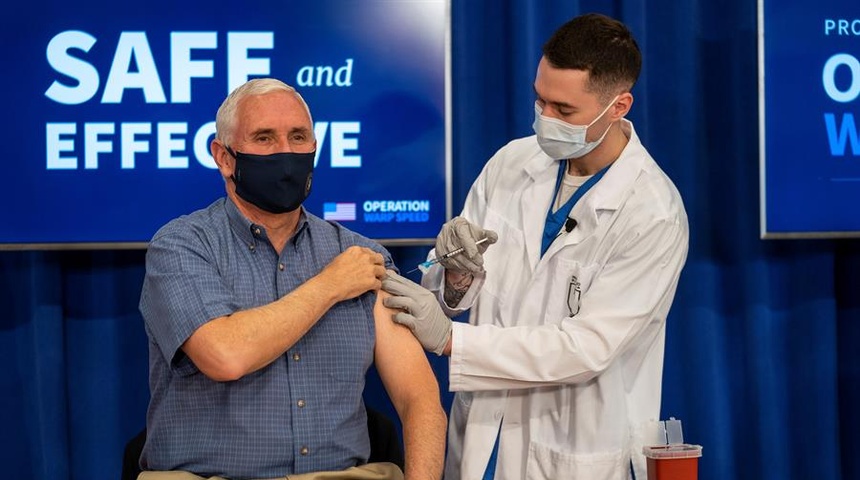 Mike Pence se pone en público la vacuna de la covid-19 para generar confianza