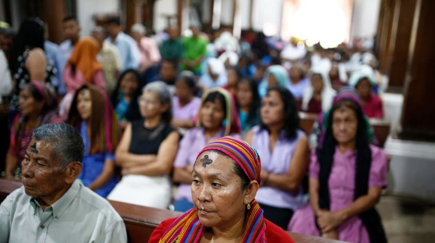 Católicos de El Salvador comienzan tiempo de gracia y de conversión con imposición de cruz