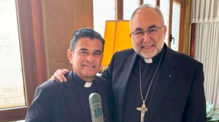 Monseñor Rolando Álvarez recibe el Premio Libertas Internacional de manos de Fray Jesús Sanz