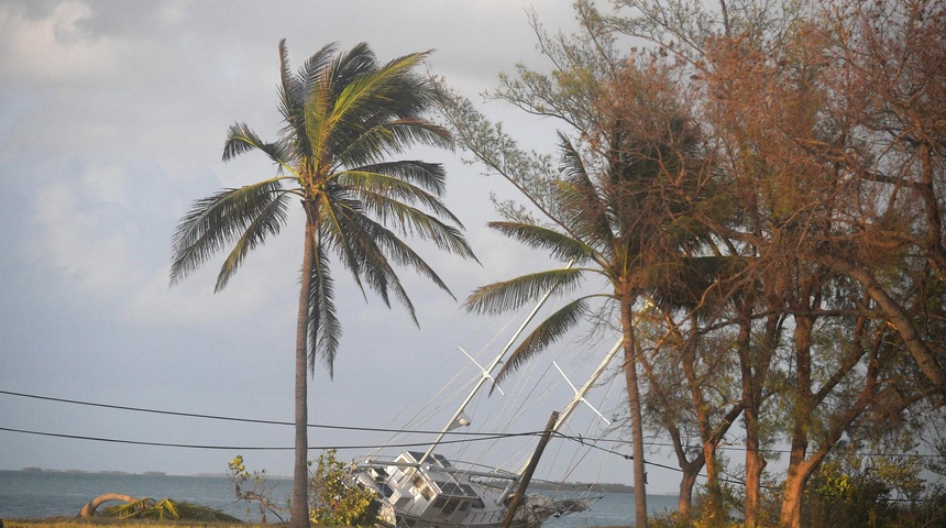 Debby se debilita a tormenta tropical tras tocar tierra en Florida como un huracán