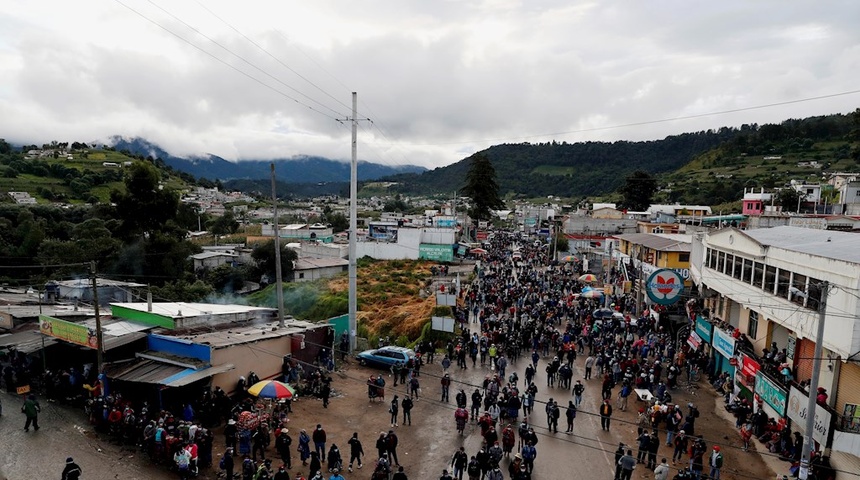 Guatemaltecos bloquean carreteras y exigen la renuncia del presidente y la fiscal