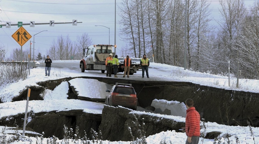 Levantan alerta de tsunami tras un potente sismo en Alaska