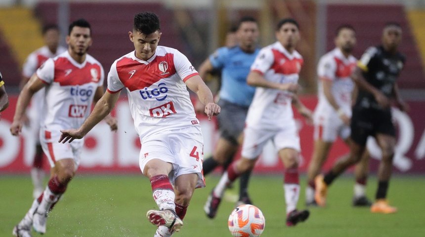 Fanáticos del Saprissa insultan y agreden a jugador nicaragüense tras derrota histórica en Costa Rica