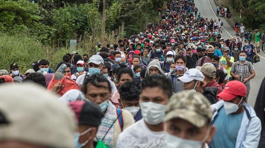 La caravana migrante hondureña esquiva obstáculos y camina con rumbo a EEUU