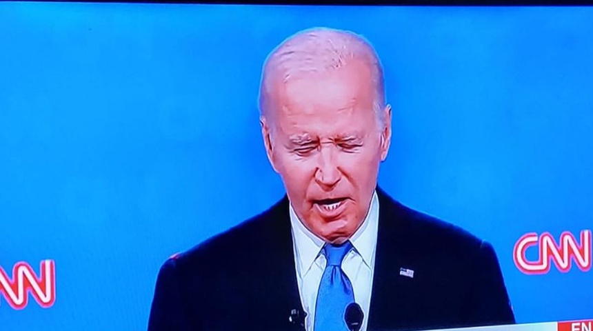 Biden tuvo la voz ronca durante el debate debido a la gripe, según fuentes cercanas