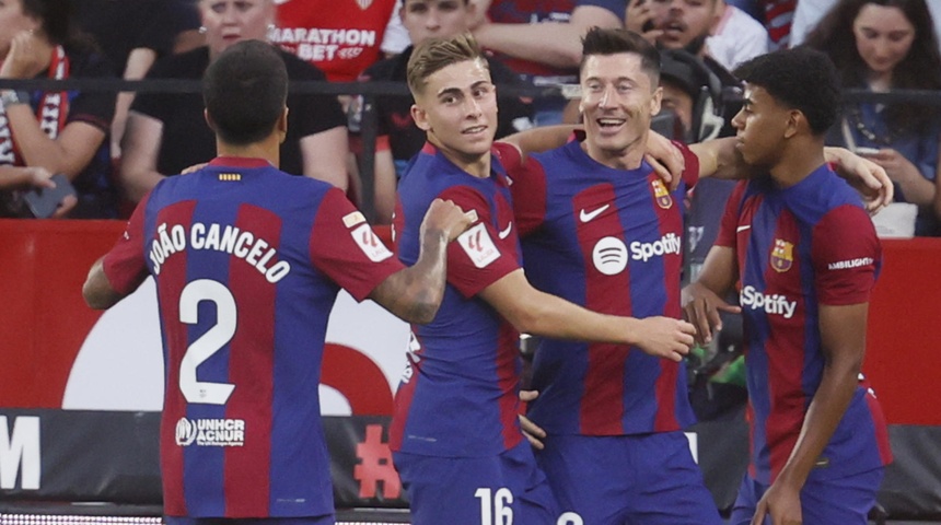 Sevilla y Barcelona empatan en el descanso de un partido de ida y vuelta 1-1