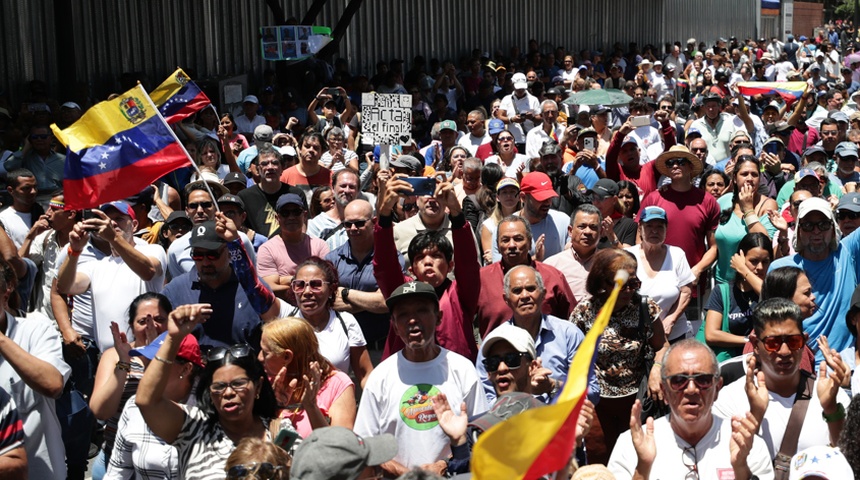 Cientos de venezolanos protestan contra el fallo que validó la reelección de Maduro