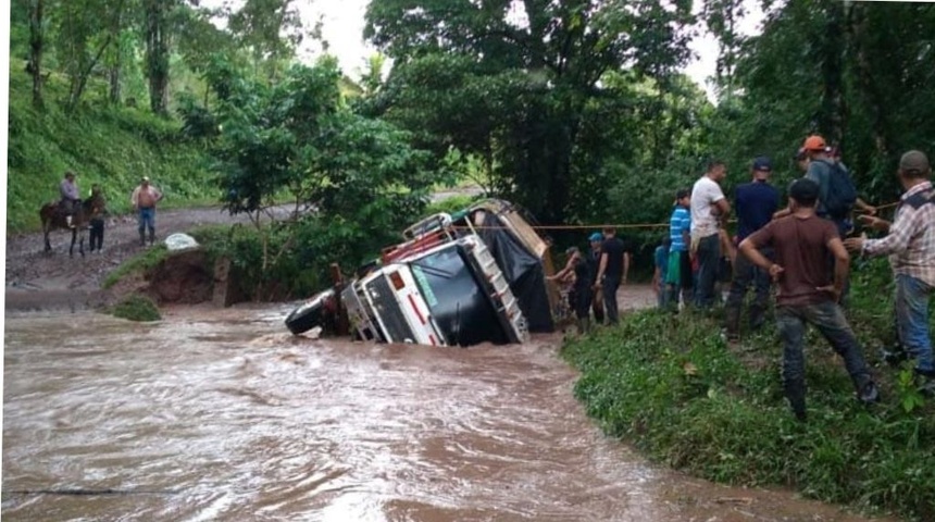 Fallecen dos personas  cuando un camión fue arrastrado por fuertes corrientes de un río en Waslala