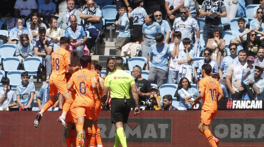 jugadores valencia celebran gol