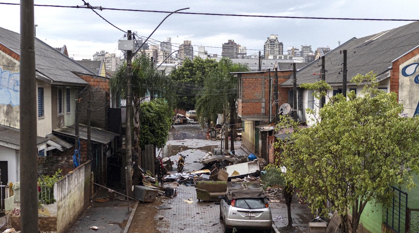 Brasil aprovecha navío militar de EEUU para enviar ayuda a damnificados por inundaciones