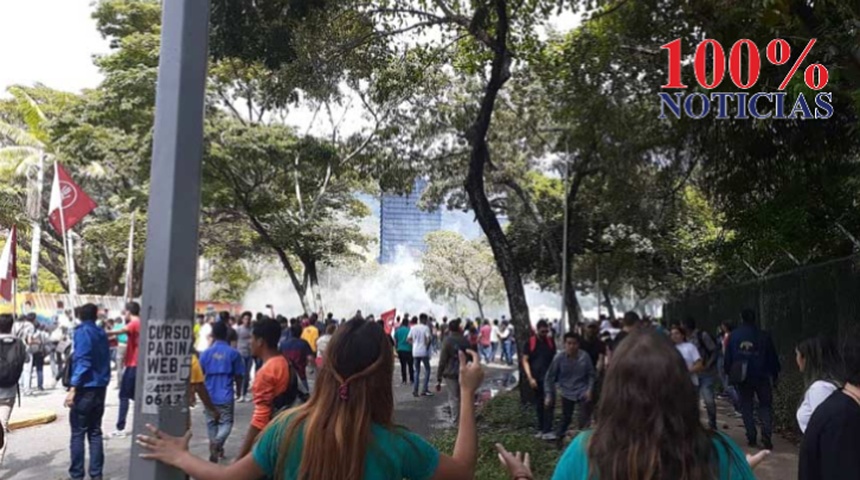 Estudiantes venezolanos reprimidos durante protesta espontánea frente a Universidad Central