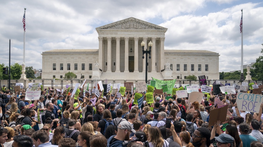 Cientos de personas protestan ante el Supremo de EEUU contra el fallo del aborto