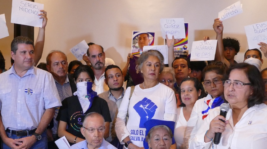 Unidad Nacional Azul y Blanco exige que presenten a las presas políticas que fueron vapuleadas