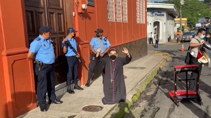 Policía en Nicaragua secuestra a Monseñor Rolando Álvarez, lo sustrae de curia episcopal