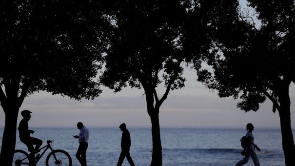 personas caminan paseo a coruña