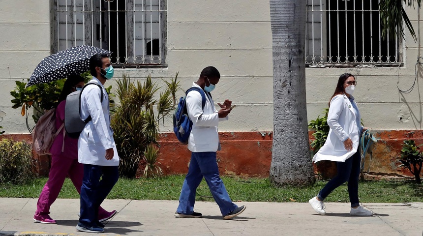 México contratará 1.200 médicos cubanos más tras una reunión con Díaz-Canel