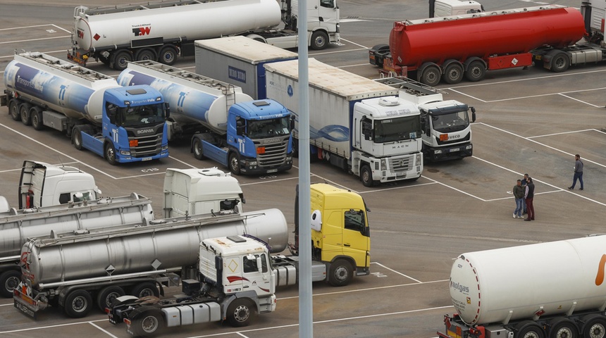 Huelga de transportistas causa algunos desabastecimientos en España