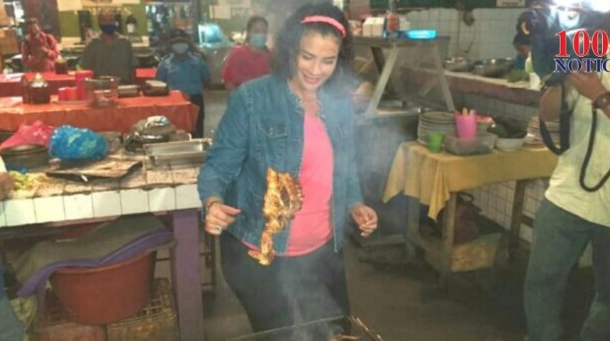 Alcaldesa de Managua en "tour" por mercados, asa pollos para la foto