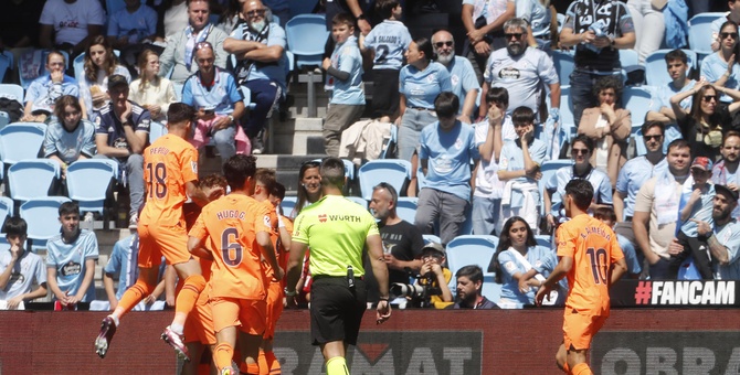 jugadores valencia celebran gol