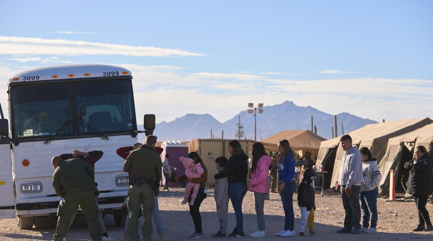 EEUU detiene una cifra récord de migrantes en la frontera suroeste en diciembre