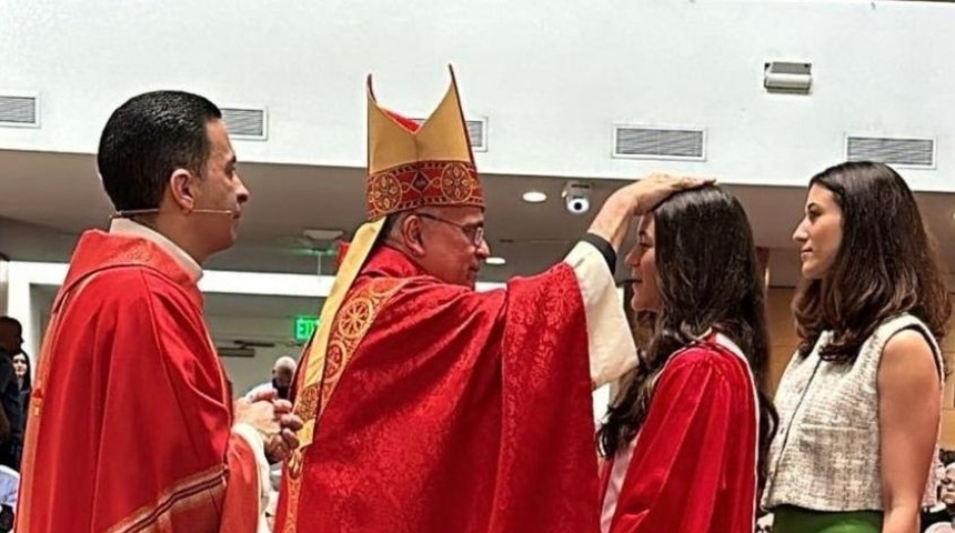 Monseñor Silvio Báez realiza confirmación de 290 jóvenes en Miami, "permite que el Espíritu Santo venza el egoísmo y la indiferencia"