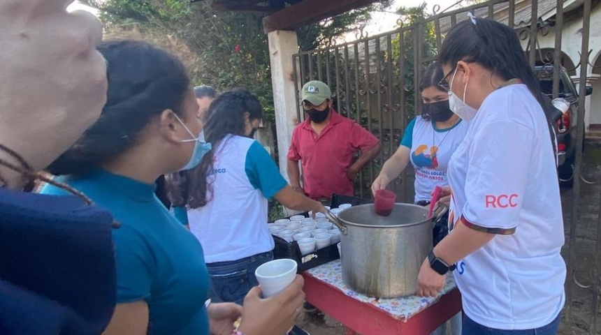 Hondureños reparten comida a nicaragüenses que llegan a vacunarse con dosis aprobadas por OMS