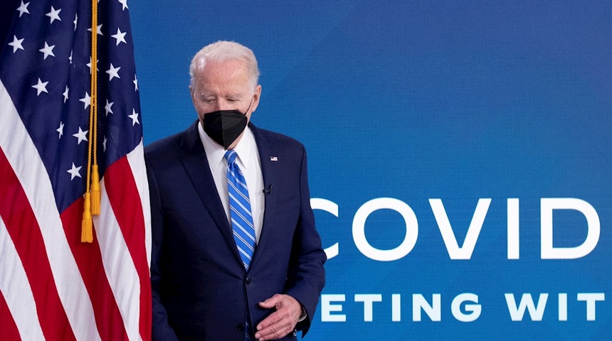 Biden replantea algunas de sus medidas anticovid ante el avance de ómicron